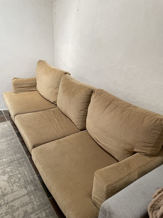 Sofa bege tres lugares