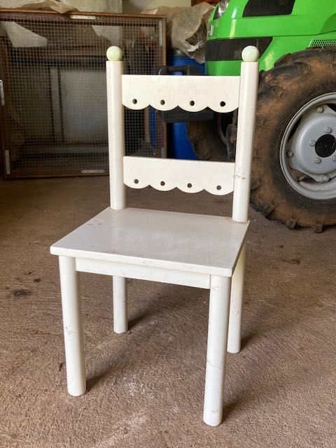 Mesa, cadeira e baú em madeira lacada