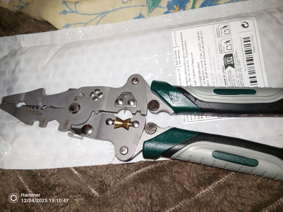 Багатофункц1ональн1 компактн1  плоскогубц1 для електрик1в