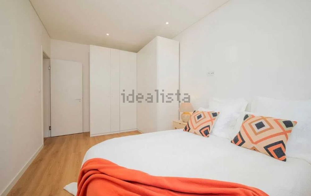Magnífico apartamento T2 com 170m2 de área total, com jardim, totalmente renovado, em Almada