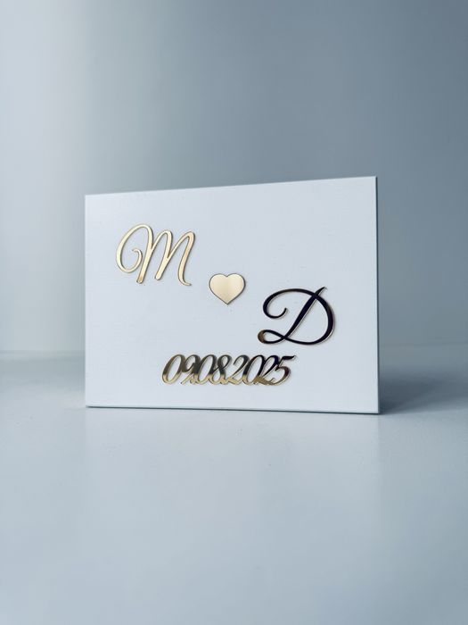 Białe personalizowane pudełko na obrączki z lustrzanym złotym napisem