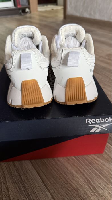 Продам жіночі кросівки Reebok