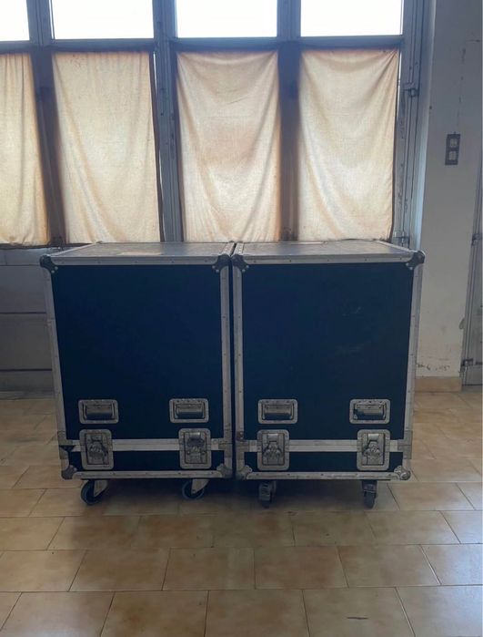 2 Projetores Profissionais GRIVEN Kolorado 1800 + Flight Cases