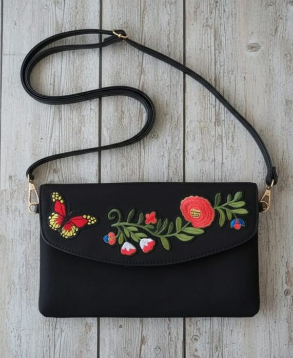 Mala preta com flores