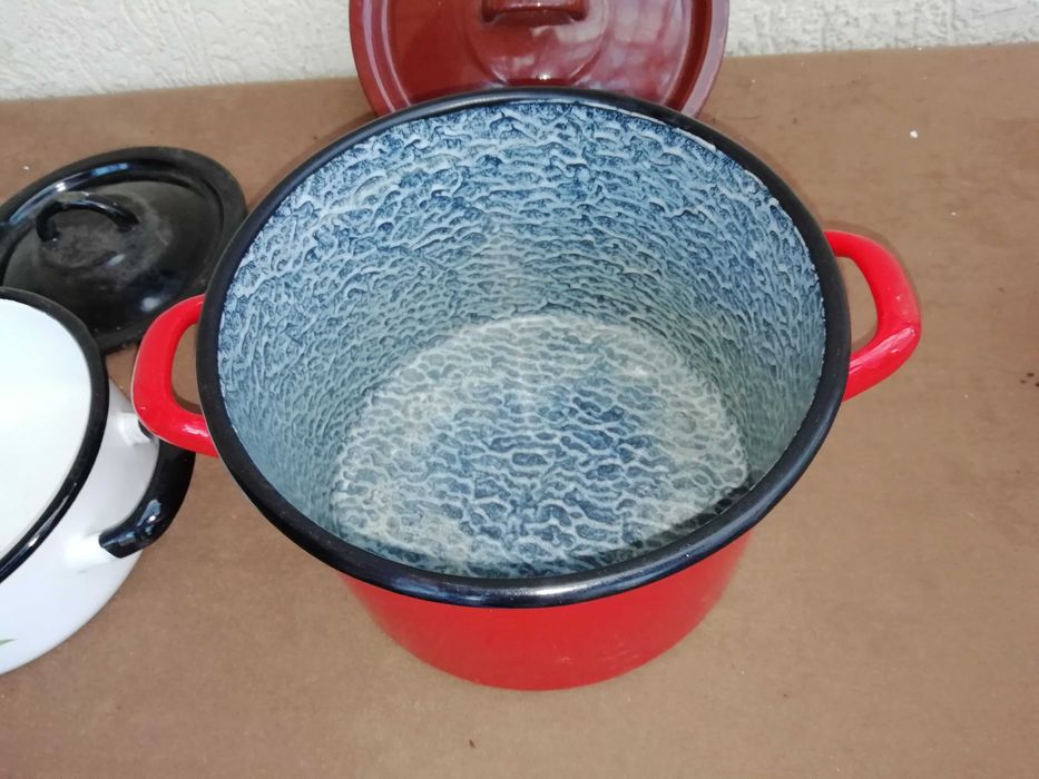 Dwa używane emaliowane garnki z PRL