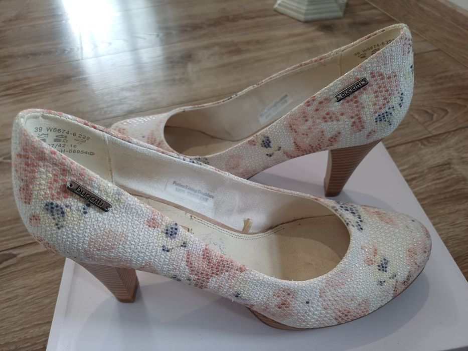 Eleganckie buty damskie na obczasie Bugatti rozm 39.