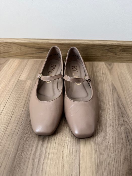 Beżowe baleriny Ryłko z ozdobnym zapięciem