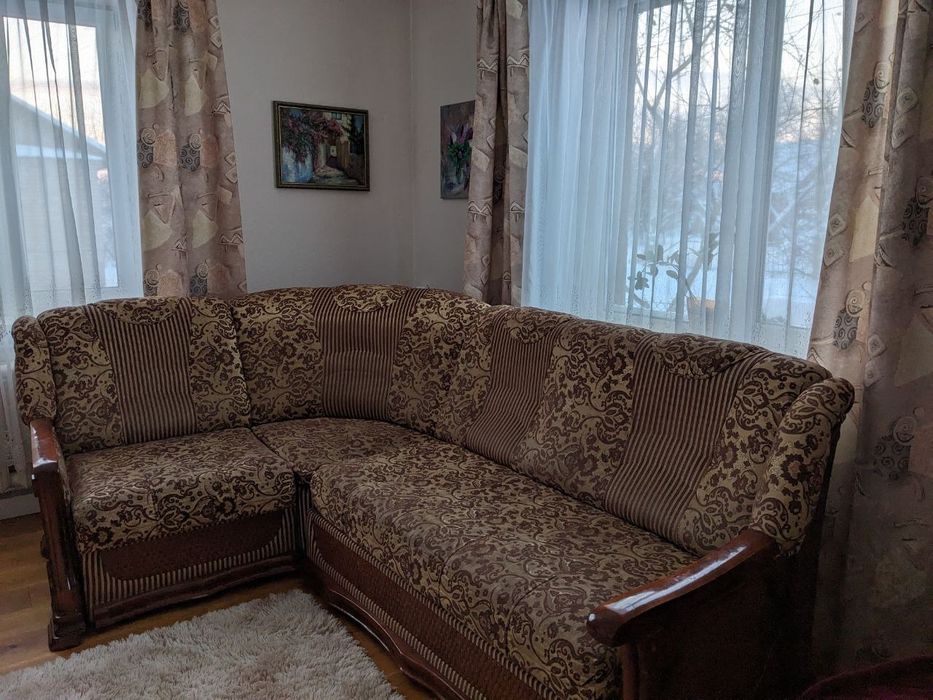 Кутовий диван у вітальню