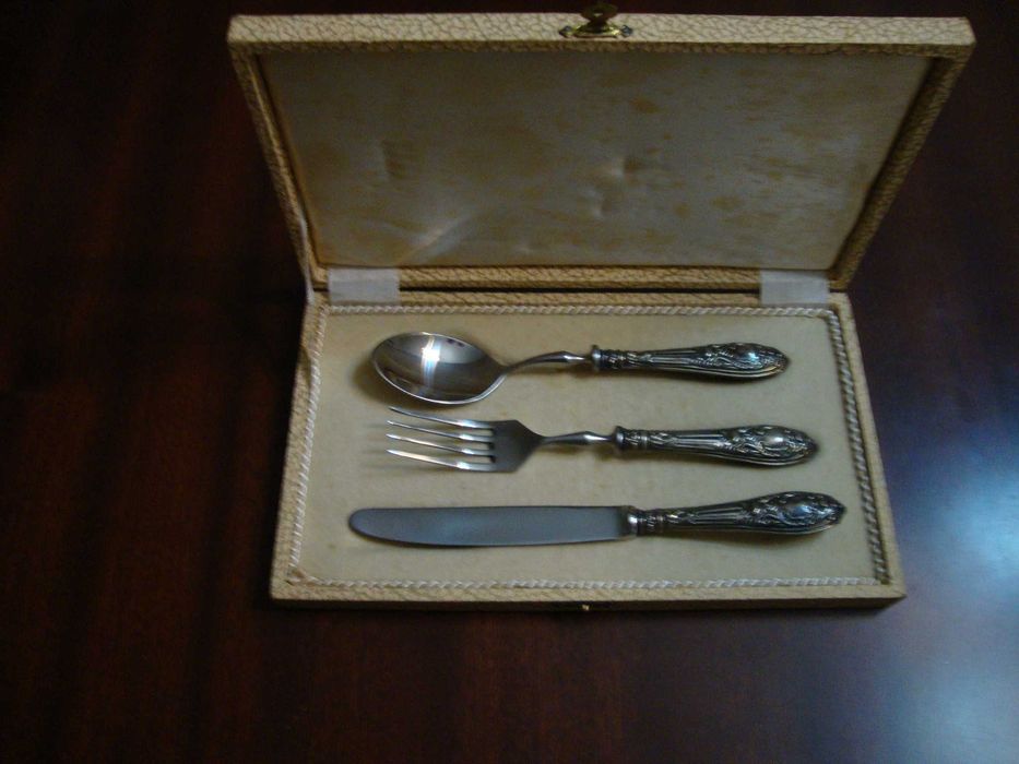 Conjunto Prata (Faca, Garfo e colher) com caixa