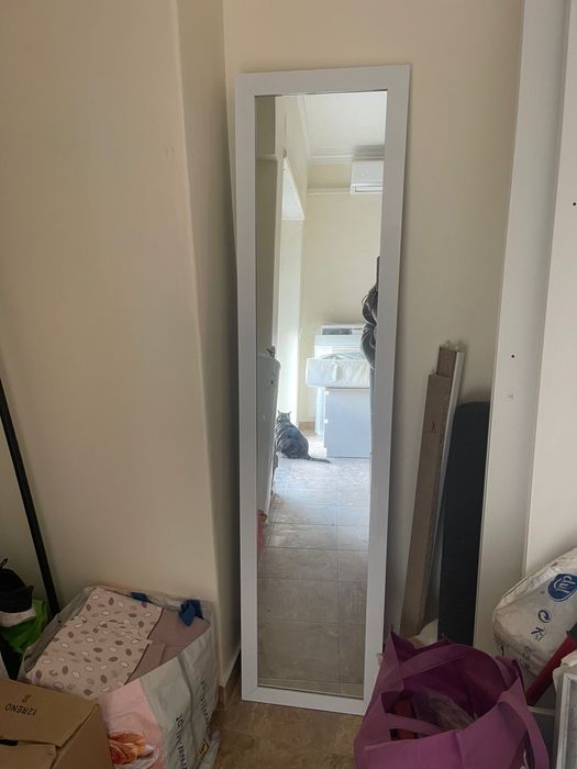 Espelho de corpo inteiro com moldura branca