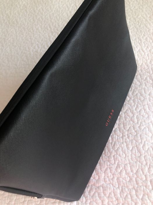 Guess opakowanie na laptop