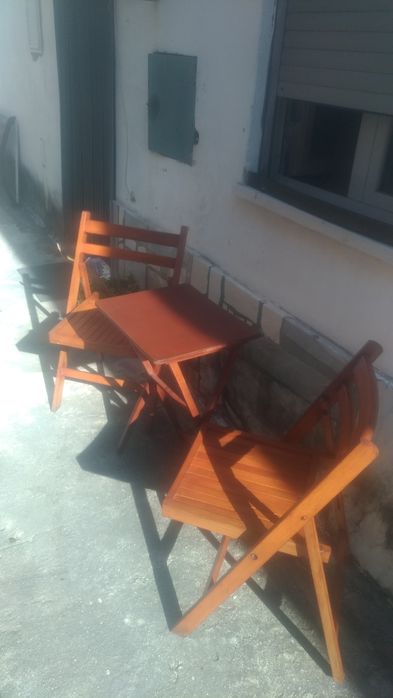 Mesa dobrável com duas cadeiras  dobráveis