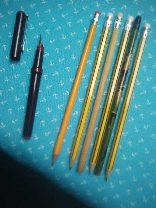 Caneta tinta permanente e 6 lápis HB2 com borracha, tudo sem uso