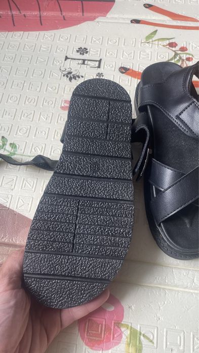 Босоніжки в стилі Dr. martens