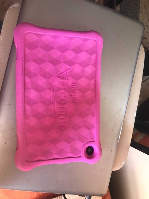 планшет AMAZON G090 MJ05 7296 0D9C С прорезиненным чехлом.