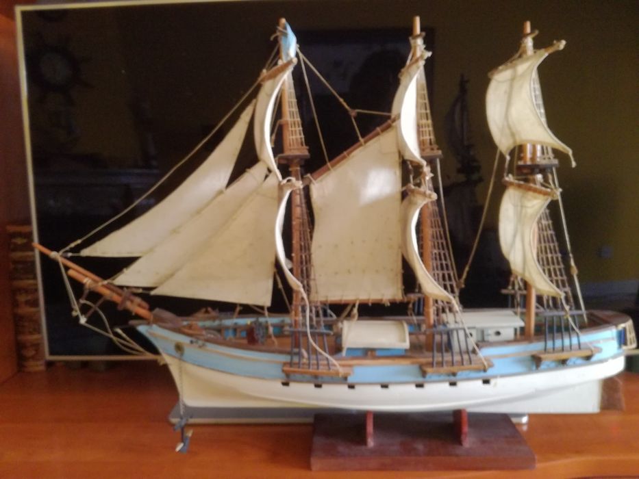 Veleiro em madeira de balsa