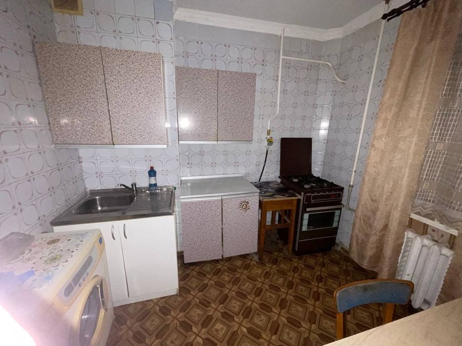 Оренда квартири  в місті Херсон . Перший поверх . Опалення працює .