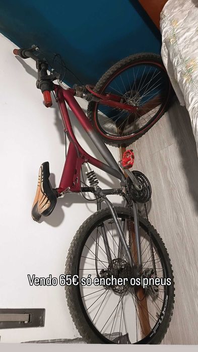 Bicicleta de BTT com amortecedor central e suspensão dianteira.