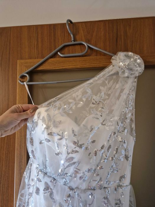 Suknia na 1 ramię z kwiatem