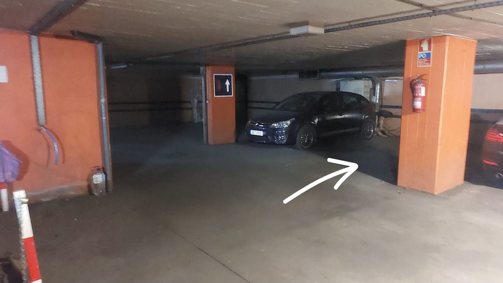 Lugar de estacionamento / parqueamento p/ automóvel / carro