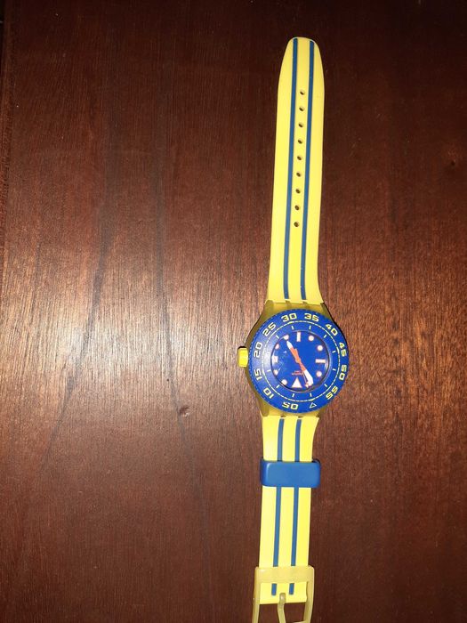 Swatch Playero amarelo e azul
