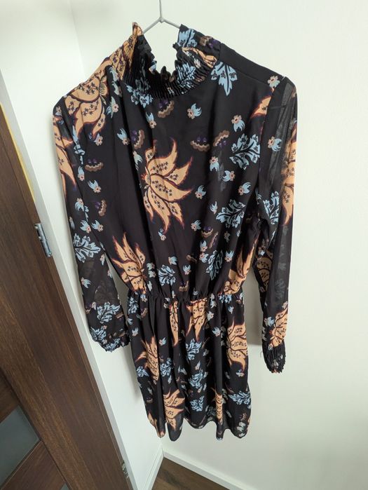 Czarna sukienka z długim rekawem w kwiaty