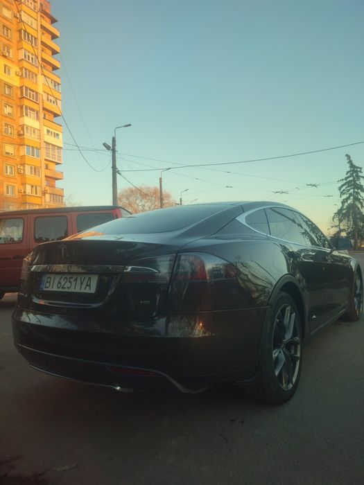 Tesla Model S 400к.с