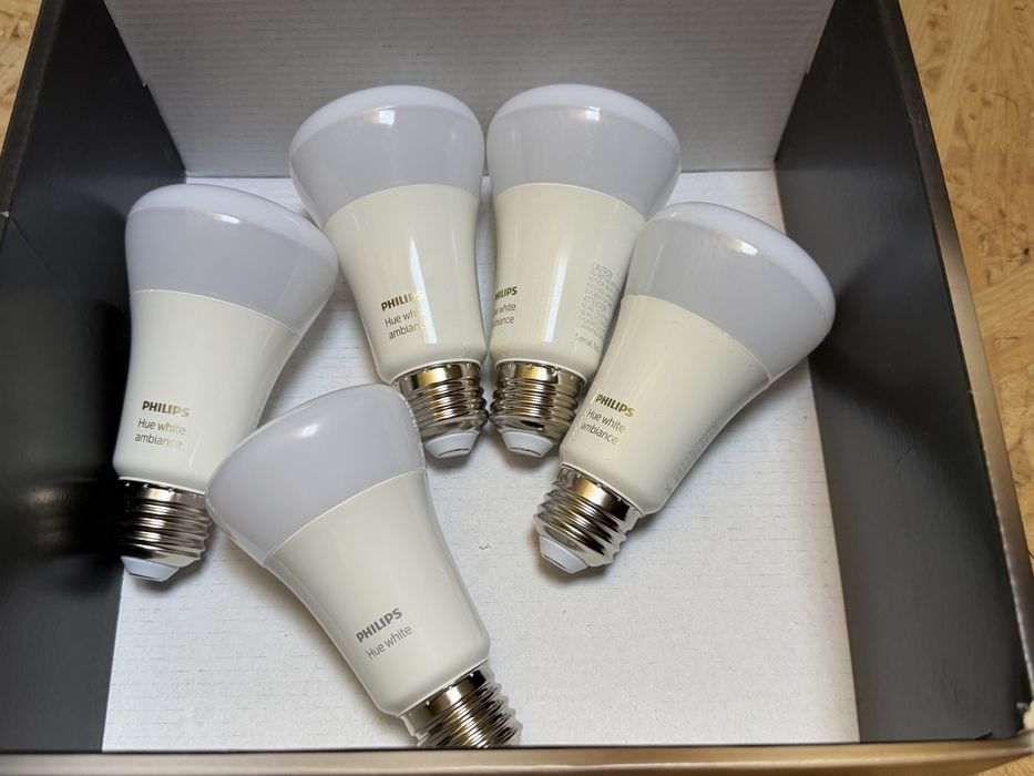 4x Philips Hue White Ambiance 800lm E27 zigbee 1x hue white