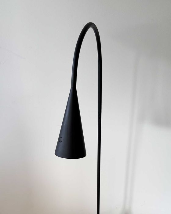 Lampa stojąca podłogowa czarna | Tom Dixon dla Ikea DELAKTIG 2018 seria limitowana