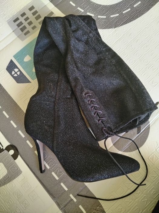 botas pretas com purpurinas da H&M são um modelo de cano alto