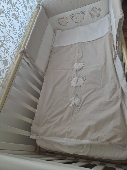 Berço com gaveta+colchão+edredão+contorno+trocador/comoda e banheira.