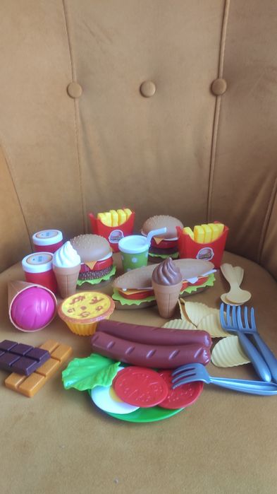 Zestaw Fast Food - hamburger, frytki, lody