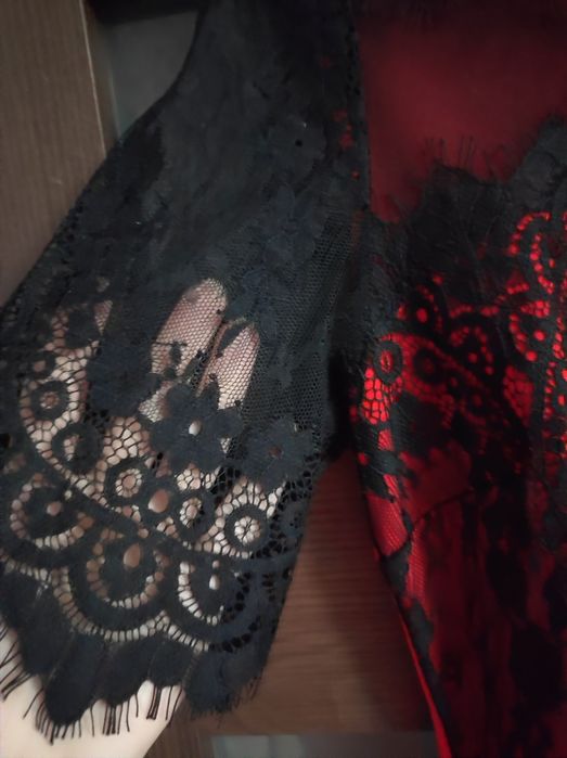 Elegancka sukienka czerwona z koronką M