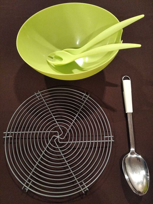 Saladeira, talheres de servir, boleiras, arrefecedor de bolos, ...