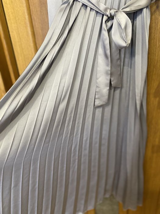 Жіноча сукня із легкоі тканини подовженого крою