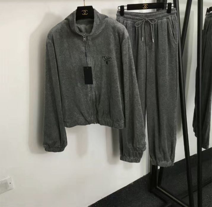 Костюм сірий брендовий