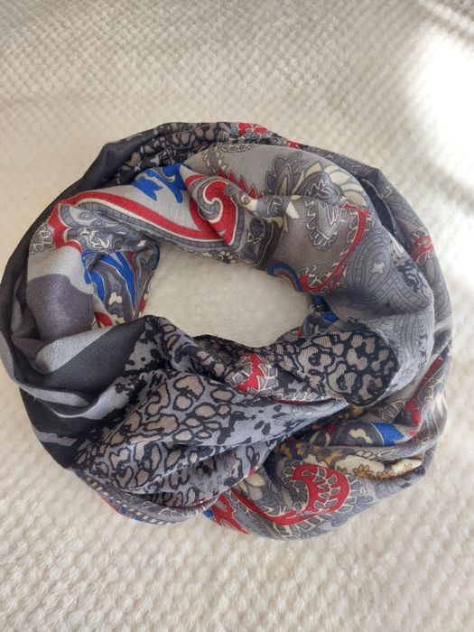 Wiskozowy szal typu komin.