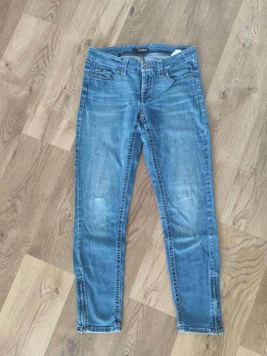 Niebieski damski jeans, jeansy z małym przetarciem, zamkami przy kostk