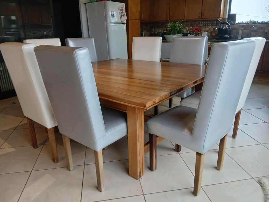 Mesa de.8 lugares em madeira com cadeiras