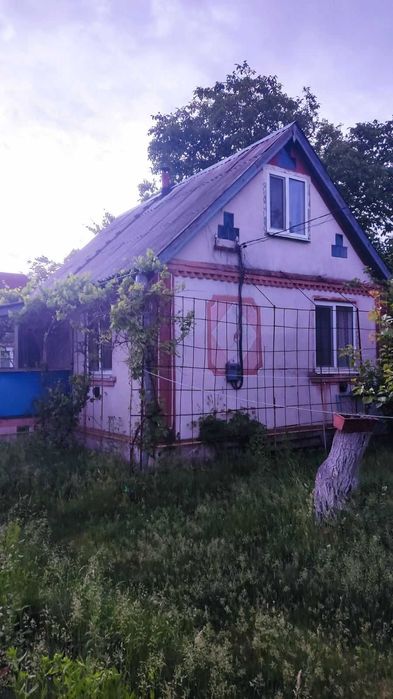 2-х поверховий доглянутий будинок. МОЖНА проживати ЦІЛИЙ РІК. До річки Десна - ВСЬОГО - 50  метрів  СТ «Десна - 1», вул. Північна 3 окремі кімнати.