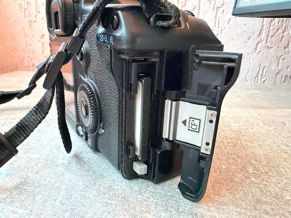 Повнокадрова дзеркальна камера Canon 5d mark 2