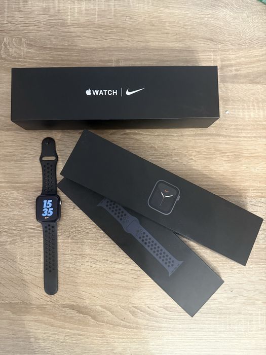 Zegarek Apple watch x Nike sera 5 44mm