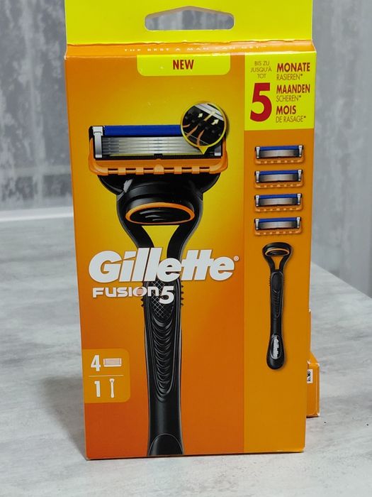 набір для гоління Gillette Fusion 5, що включає бритву та 4  касети