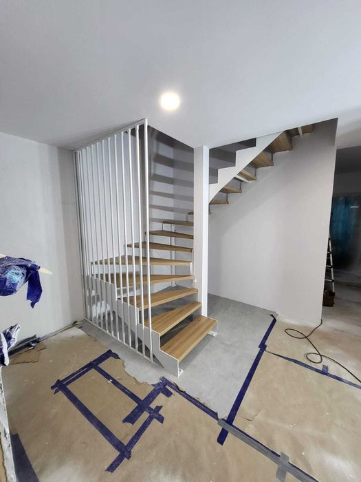 Schody metalowo-drewniane policzkowe