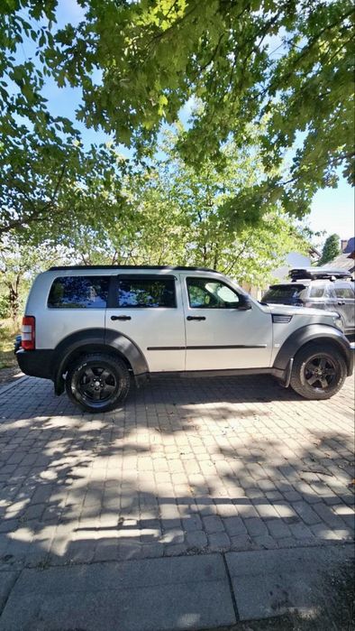 Автомобіль Dodge Nitro
