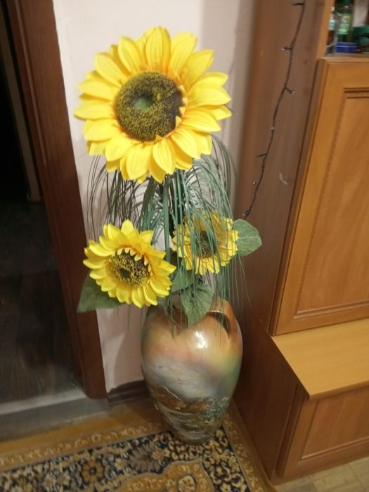 Продам срочно амфору с подсолнухом(искусственный)