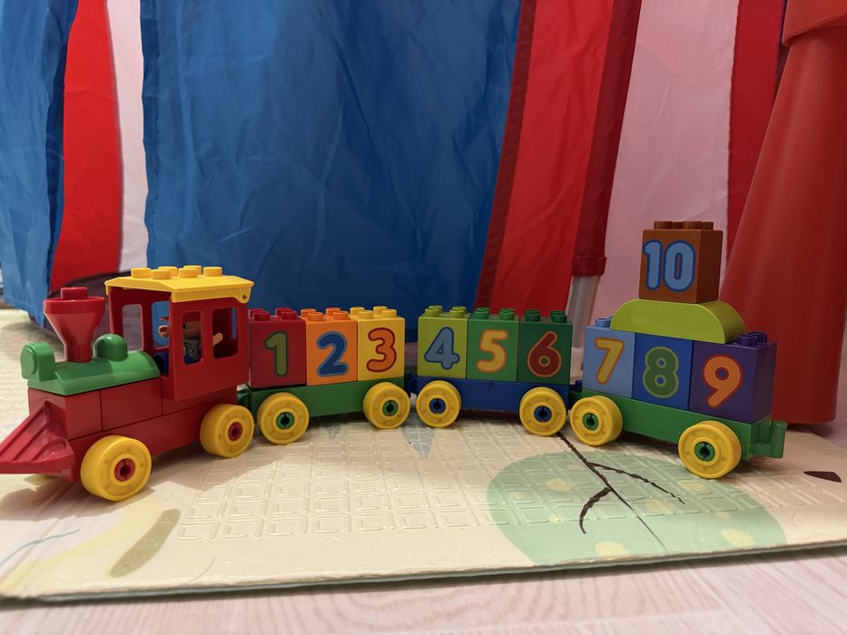 Лего дупло (паровозик з цифрами і машиністом)