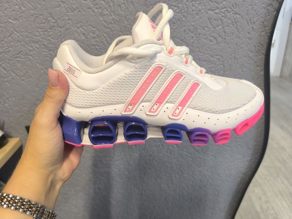 Кросівки жіночі Adidas 38.5 нові