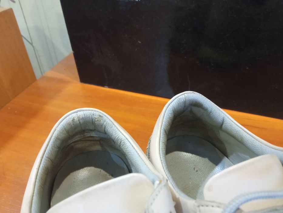 Продам женские демисезонные кожаные кроссовки La Pinta.