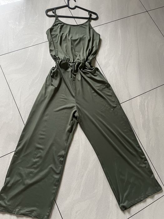 Kombinezon z szerkimi nogawkami w kolorze khaki